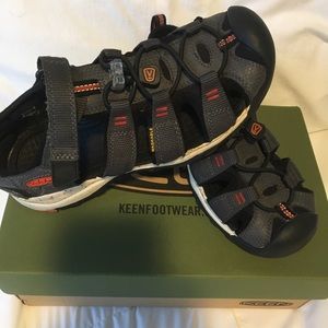Boys youth KEEN sneaker sandals. Good condition